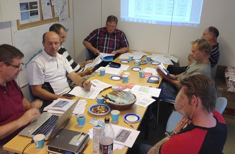 Bild från styrgruppens sista möte 27.8.2015. Till vänster projektchef Bengt Leander som föredrar slutrapporten.
