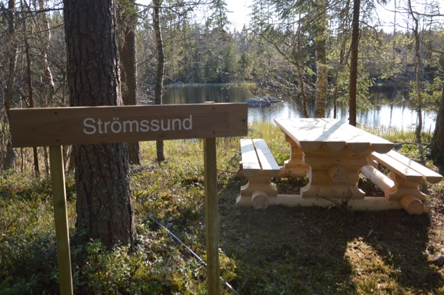 Vid Strömssund finns en rastplats med grillmöjligheter.